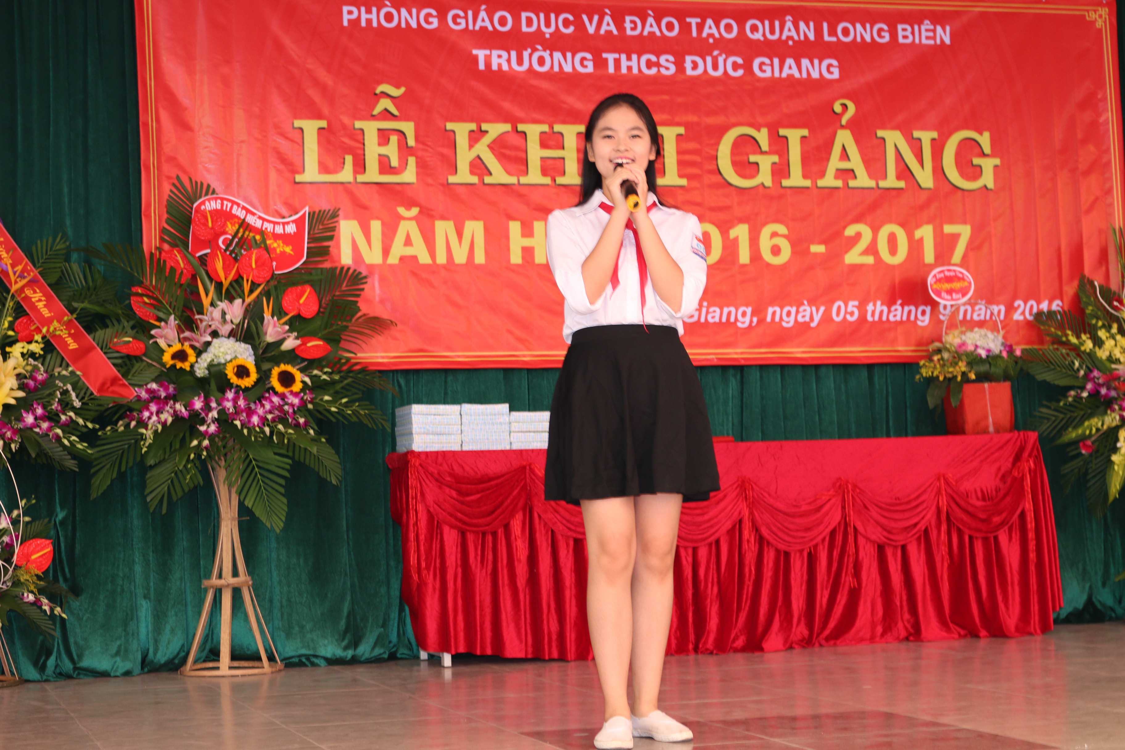 Em Thuỳ Trang biểu diễn trong buổi lễ.JPG